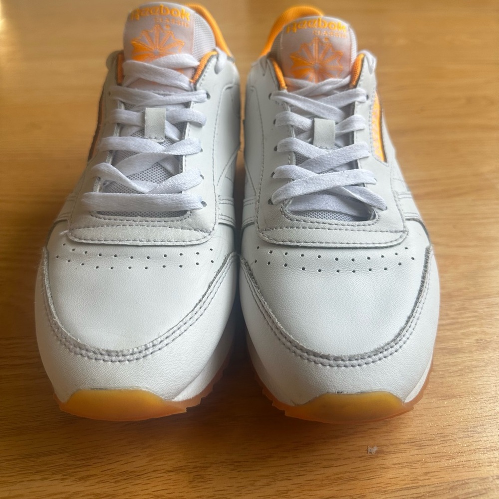 Reebok women’s White Orange Athletic Sneakers Leather Low Top 069503